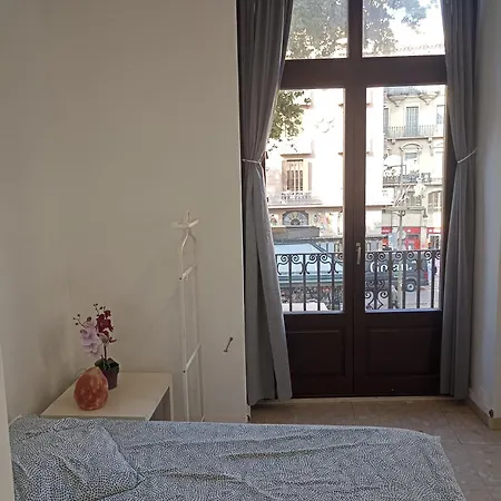 8 Con Balcon A La Rambla Barcelona